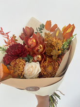 Cargar imagen en el visor de la galería, Signature Bouquet
